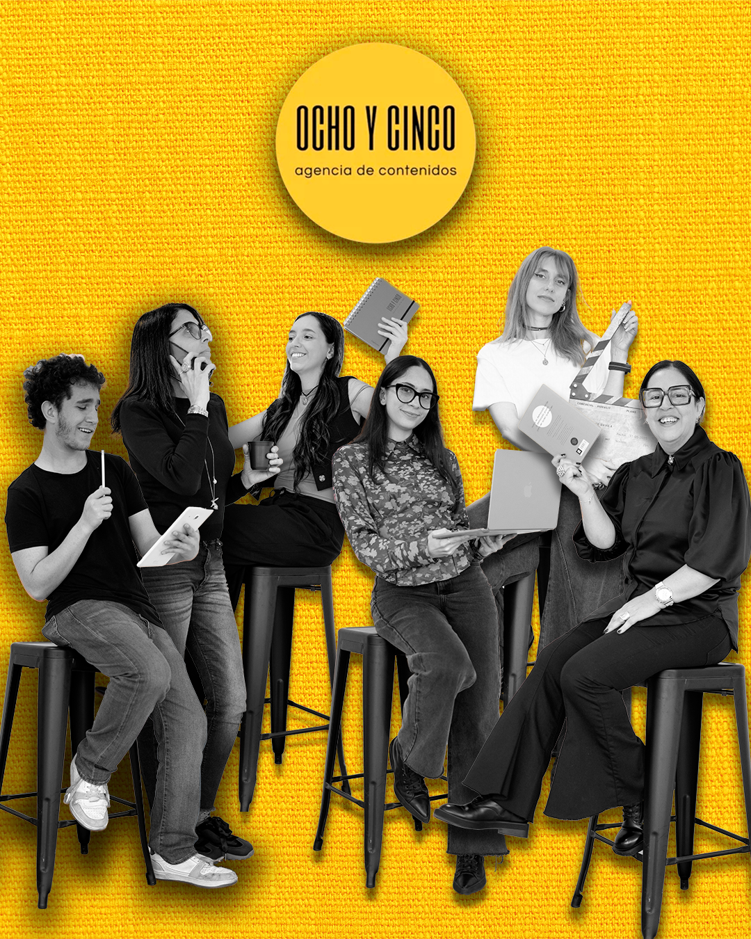 Equipo de Ocho y Cinco sobre fondo amarillo