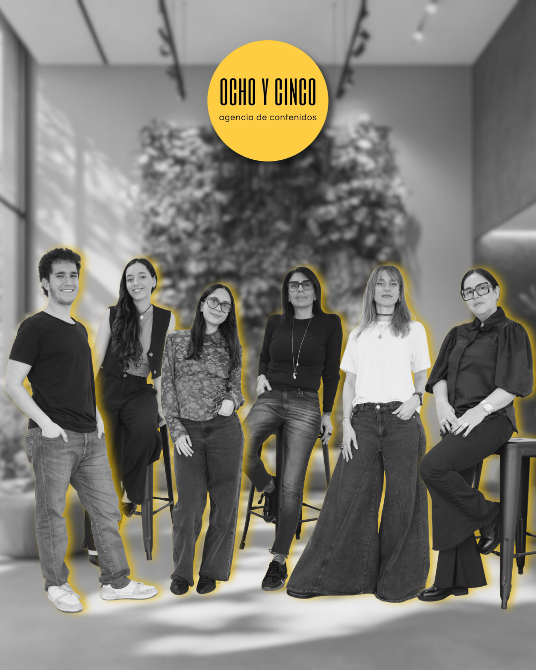 Equipo de Ocho y Cinco en una oficina